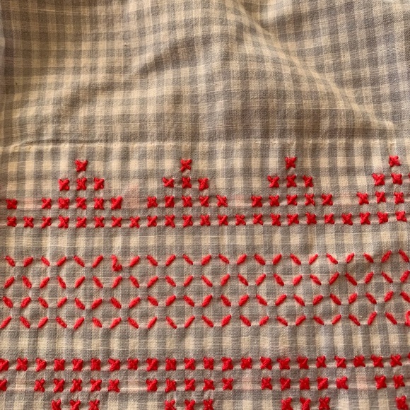 Vintage apron, gray check with red smocking/ embroidery - Picture 1 of 3